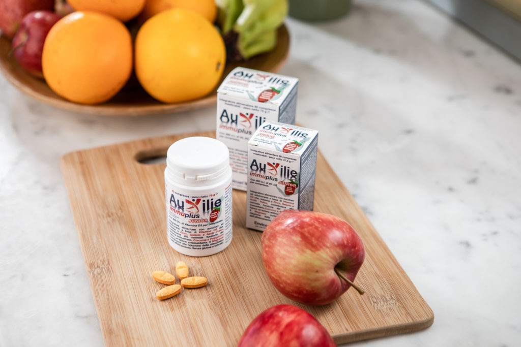 Integratori immunostimolanti Envicon su un tagliere